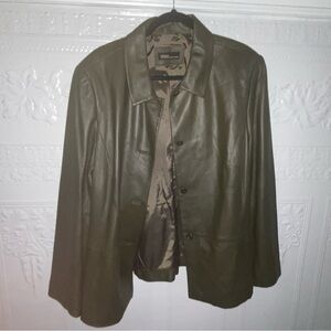 V alerie Stevens Olive 100% leather button-down jacket size 2xl.